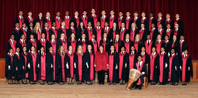 Plaaslike skoolkoor presteer