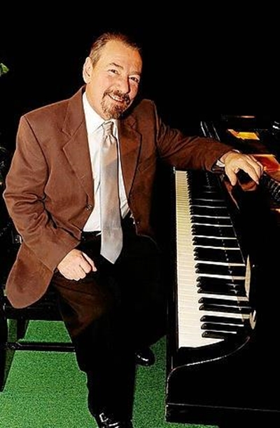 Pianist-comedian David Scheel visits Stilbaai