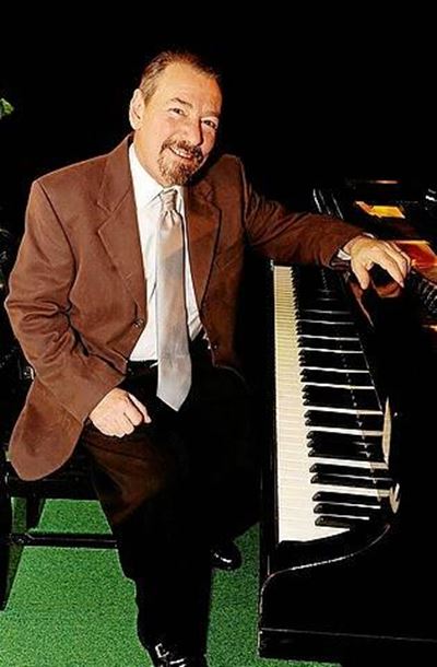 Pianist-comedian David Scheel visits Stilbaai