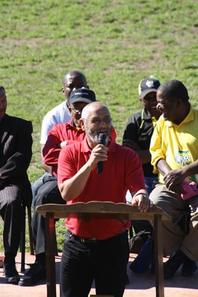 ANC trek saam in gebed