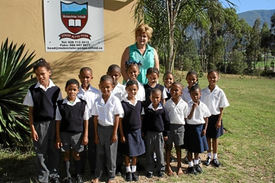 Leerders gelukkig by hul nuwe skool