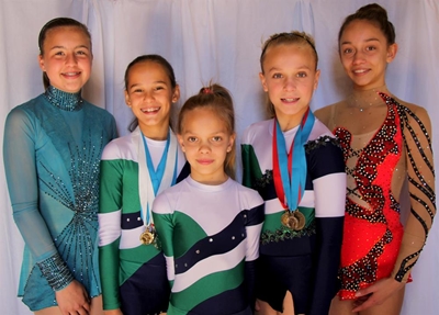 Gimnaste bring 14 medaljes huis toe