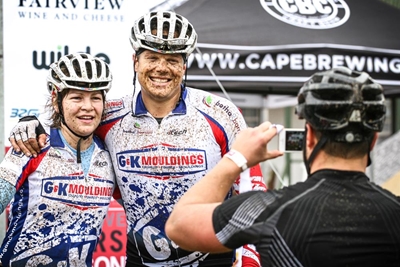 Paartjie pak Cape Pioneer Trek vir Sunflower Fund