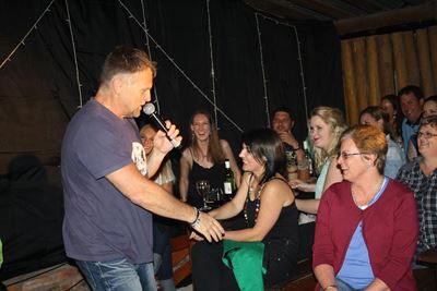 Steve laat Georgiete jil, hande klap en sing