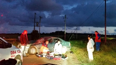 Man onder motor vasgepen