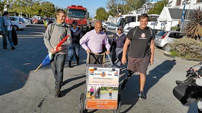 Met 'n kunsbeen stap hy die land plat
