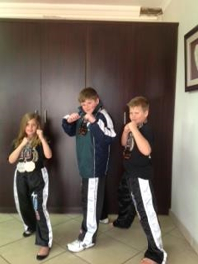 Leerders presteer in gevegskuns