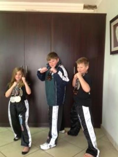 Leerders presteer in gevegskuns