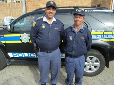 SAPD span saam om inbreker te vang