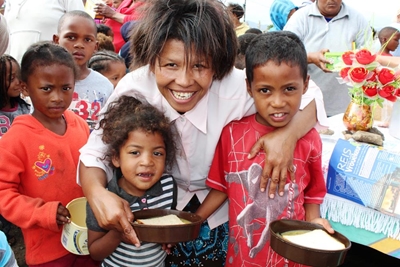 Meer as 100 kinders kom vir sop