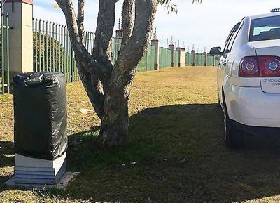 Spoedkamera met swartsak oorgetrek