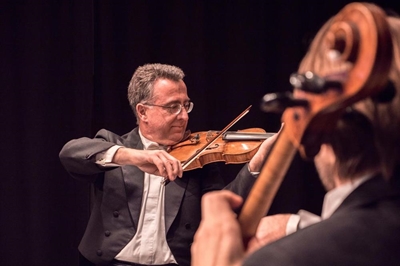Vibrant violin performance