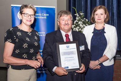 Minister vereer plaaslike skool