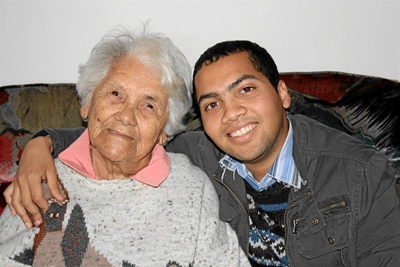 Ouma en kleinseun verjaar saam
