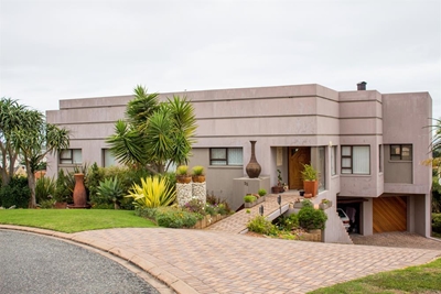 Stilbaai market sizzles into summer