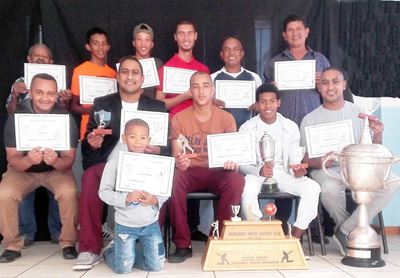 Plaaslike krieketspelers op die podium