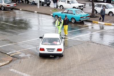 Min motoriste stop vir voetgangers