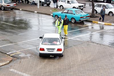 Min motoriste stop vir voetgangers