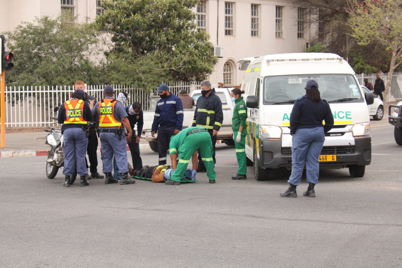 Motorfiets van Debonairs Pizza in ongeluk Oudtshoorn Courant