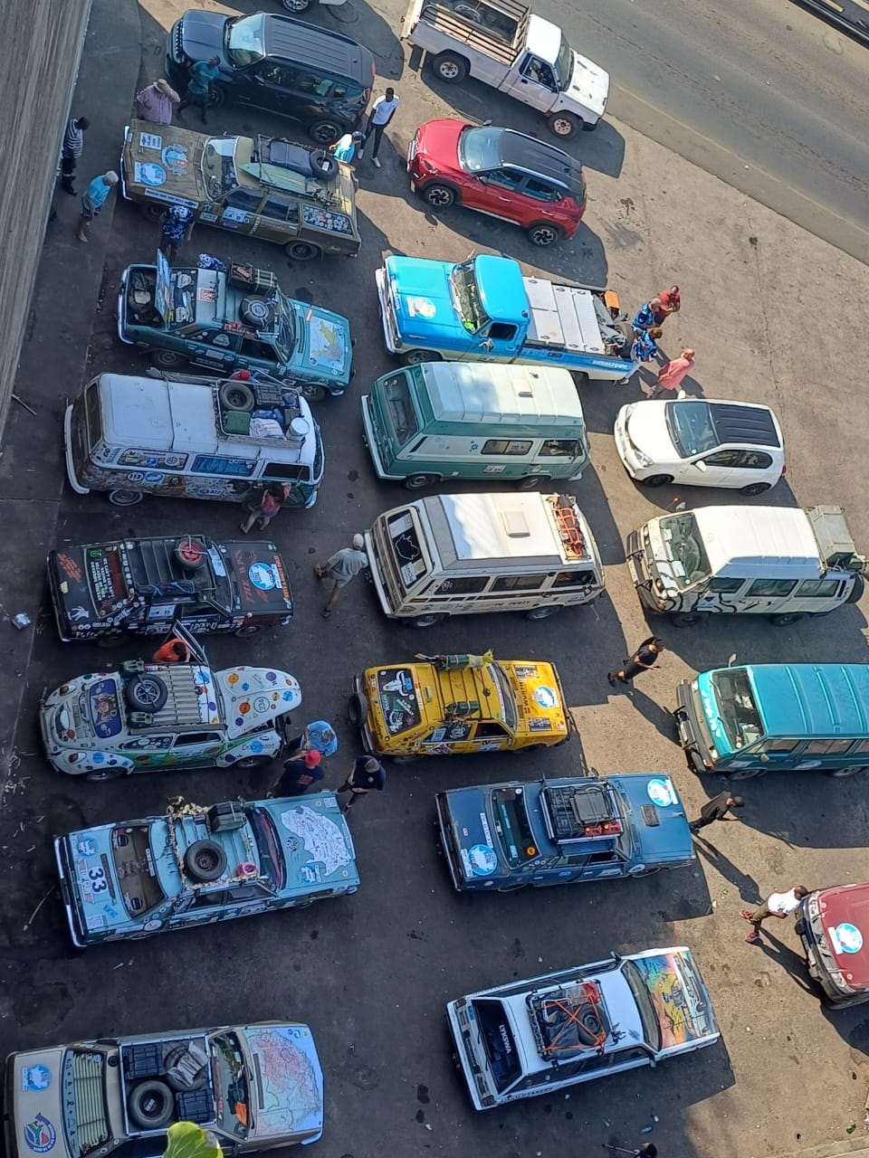 Nuts and Bolts toer met ou karre om die land se rand Herald