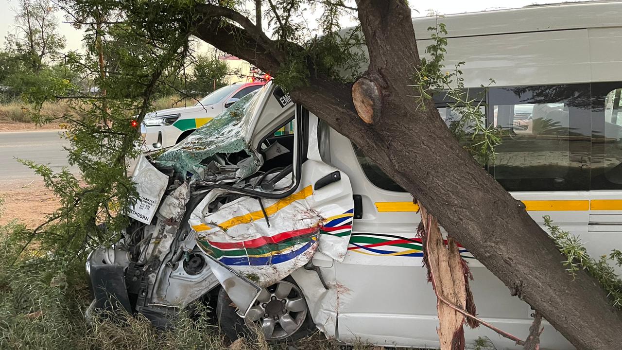 Taxi ry in boom vas Oudtshoorn Courant