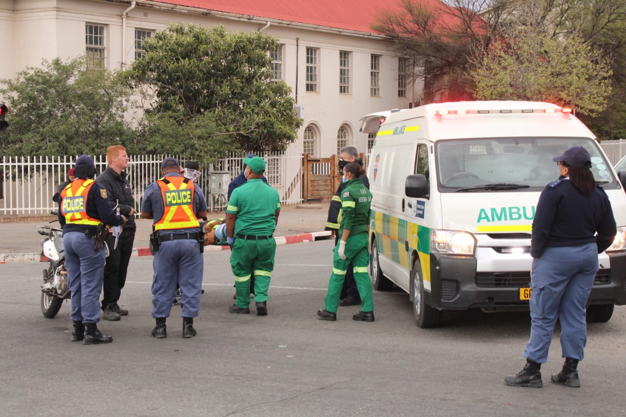 Motorfiets van Debonairs Pizza in ongeluk Oudtshoorn Courant