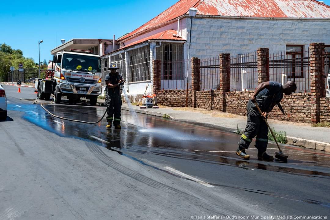 Road closed due to hydraulic oil spill Oudtshoorn Courant