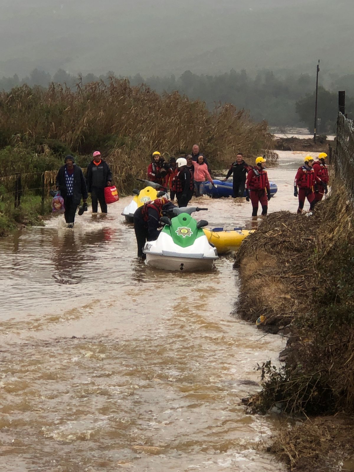 Floods 45 farmworkers rescued Oudtshoorn Courant
